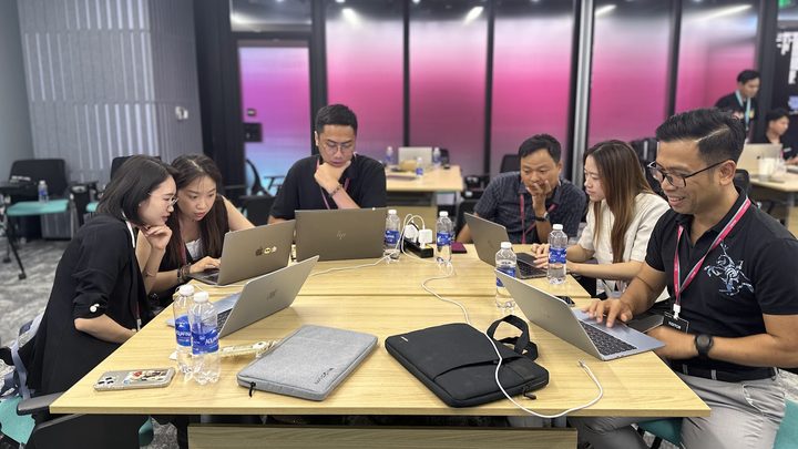 Đội ngũ Vinaweb trao đổi theo nhóm bên laptop