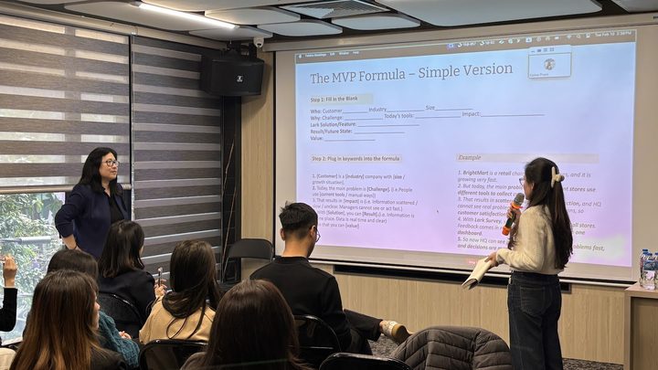 Trình bày khung giải pháp trong buổi workshop