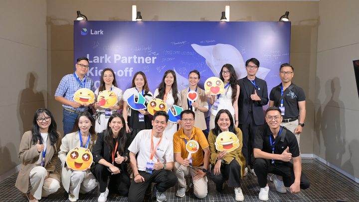 Đội ngũ Vinaweb cùng đối tác tại Lark Partner Kick-off 2026