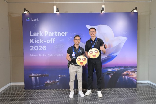 Chụp ảnh tại phông sự kiện Lark Partner Kick-off 2026