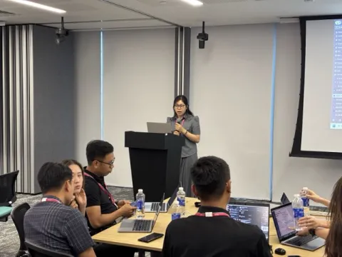 Giảng viên hướng dẫn tại buổi đào tạo